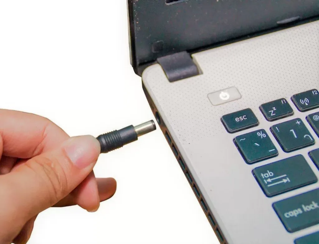 Por qué elegir un cargador universal para tu portátil