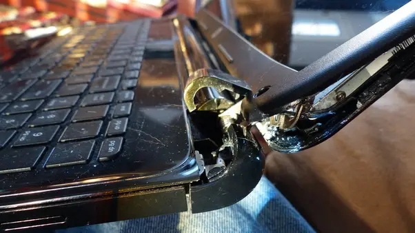 ¿Como arreglar las bisagras de un portátil?