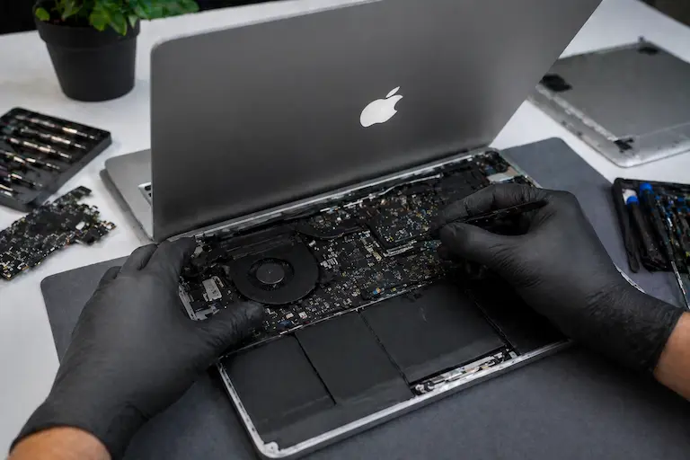 Reparación de iPhone en Sevilla — Servicio técnico iPhone — cambio de pantalla, batería y conector de carga. Todas las generaciones.